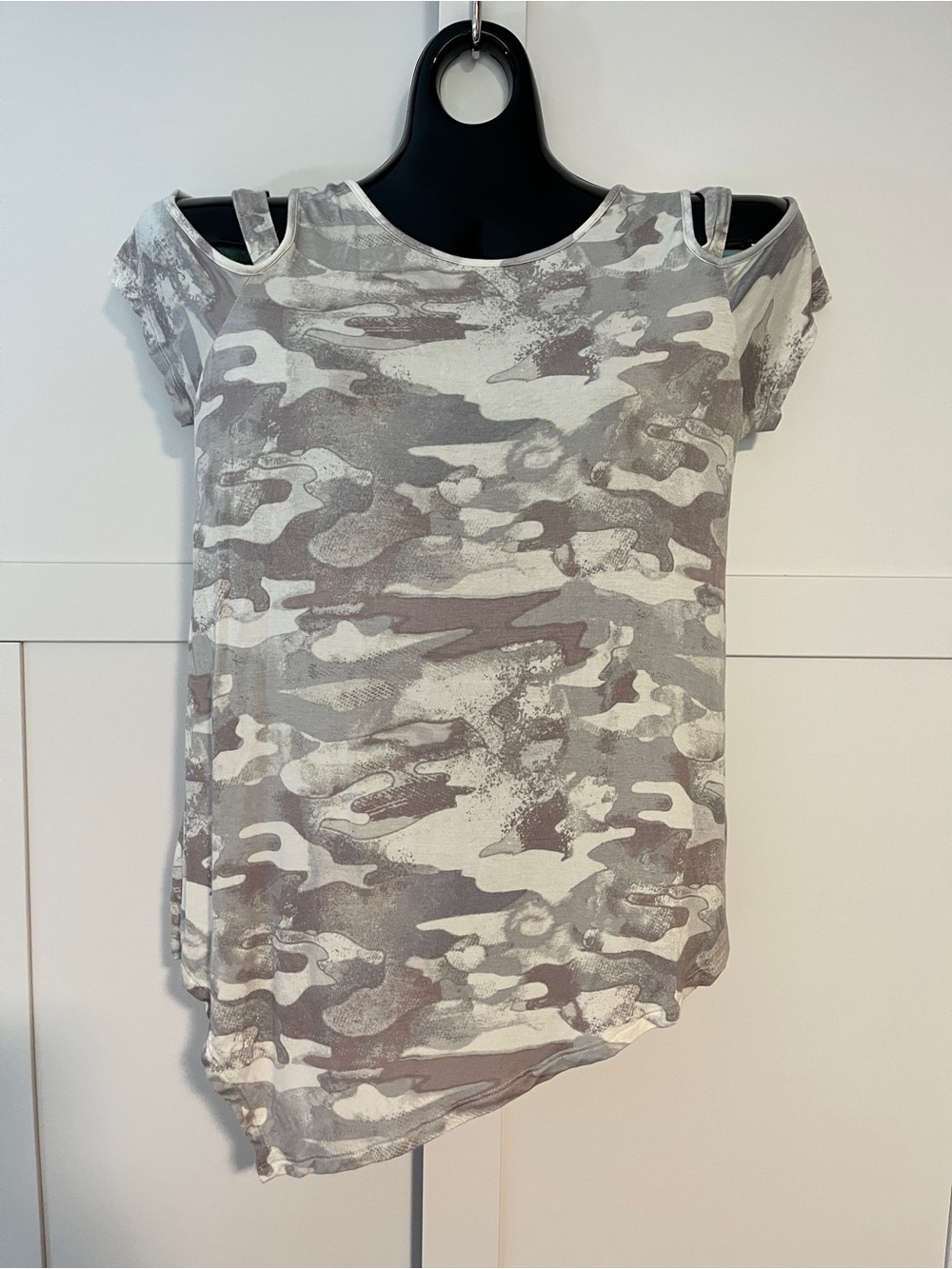 Rock & Republic Gray and White Cold-Shoulder Camo Tee